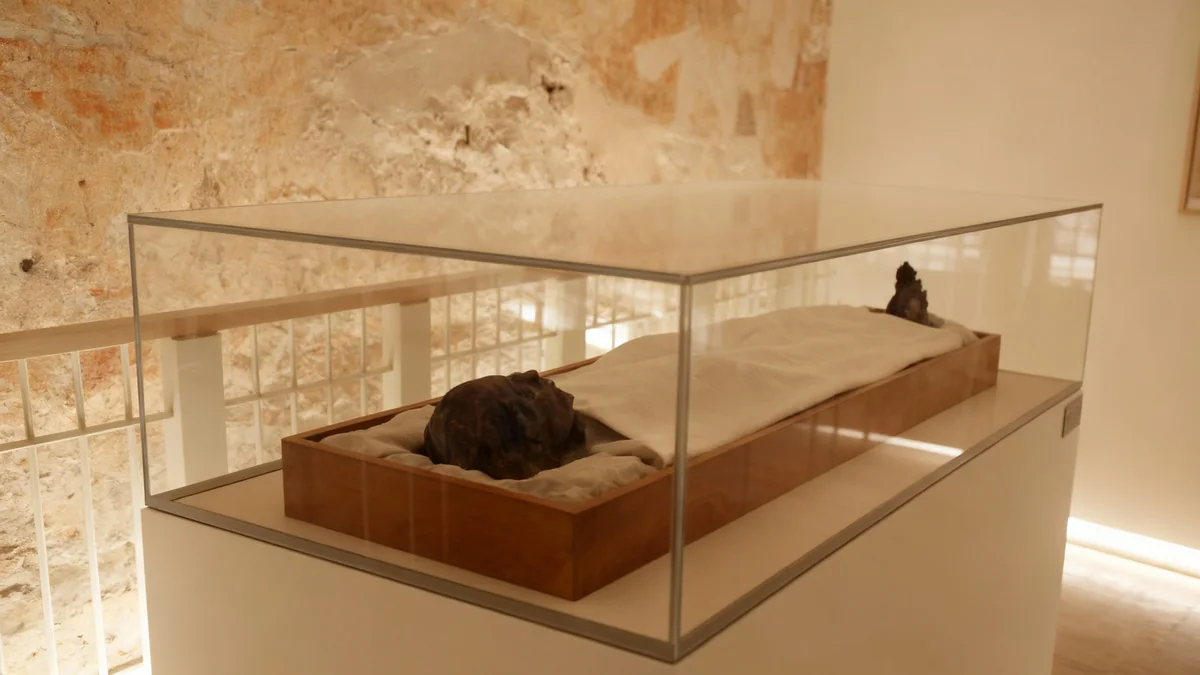 King Tut's Tomb Faces Collapse Risk